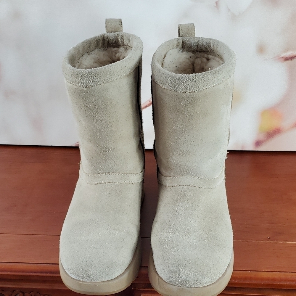 UGG Cream Suede Boots - 5 - Picture 2 of 13